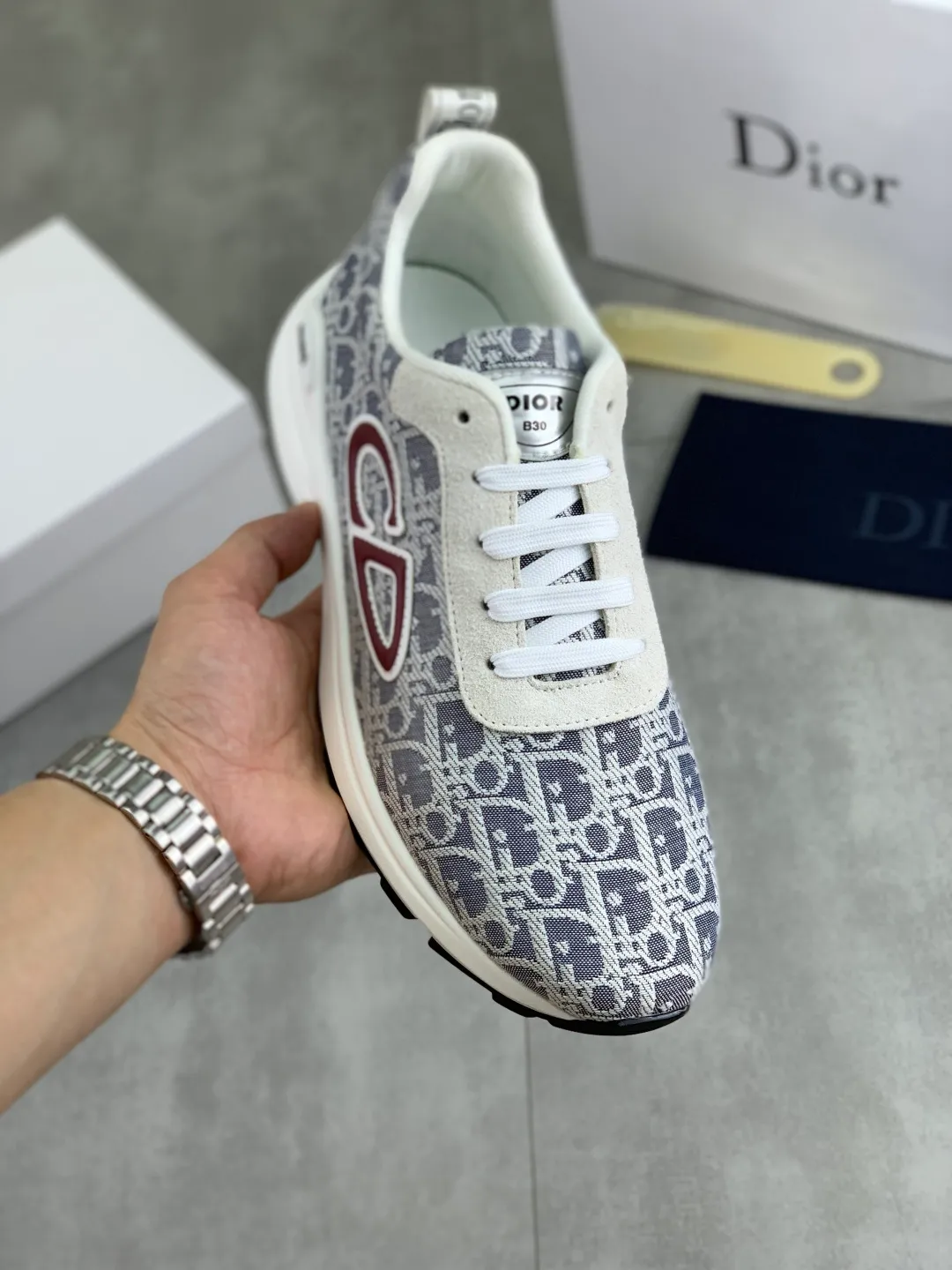 Men's shoes 💰P420 New Dior Chrono 2025 new product B30 series, in white and black fly woven series, decorated with computer-printed CD logo on both sides, star patch on the tongue and Dior logo on the heel, many details highlight the style. The interior is matched with the original color matching mesh, and the interior of the body is supported by low-temperature shaping sheets, and is filled with light feather cotton to keep the interior full and soft against the feet. The exclusive open-molded outsole adopts a one-piece molding process, so there is no need to worry about problems such as the opening and falling of sole decorative accessories. It is light and comfortable to wear, yet strong and wear-resistant. The two-color shoelaces are accessorized with exquisite metal five-pointed star pendants, creating a high-end, trendy and casual look at all times. Color: 5️⃣ colors available, code number: 38-44 (45 customized)